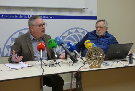 Xosé Antón González Riaño y Francisco José Llera Ramo presentación 'Conocimientu del asturianu nos á