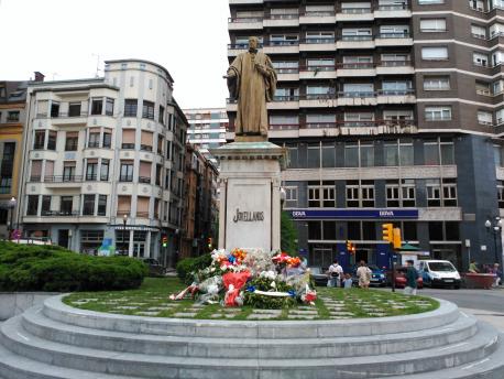 L'asturianu tuvo presente na ufrienda floral a Xovellanos