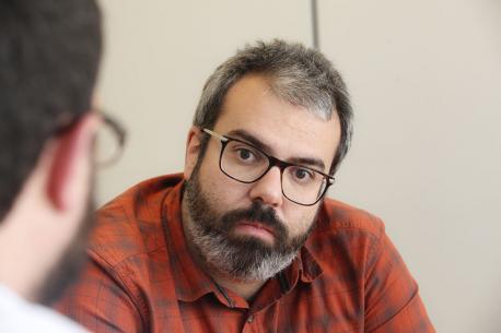 “Ye’l momentu de dexar pasar al frente a xente con idees nueves en Podemos”, apunta Xuacu Rodríguez