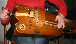 Instrumentos asturianos de los sieglos XVIII al XX na esposición pal son